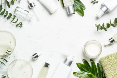 Doğal kozmetik, cilt bakımı ürünü. Aromaterapi, beyaz arkaplanda spa ürünü ve metin için boşluk.