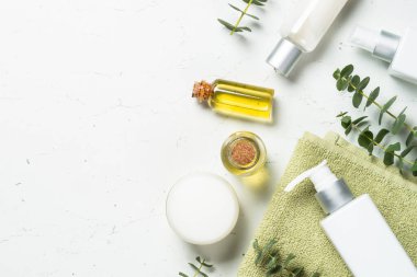 Okaliptüs kozmetik, beyaz masada spa ürünü.