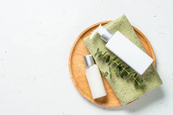 Eucalipto cosmético, producto de spa en la mesa blanca. — Foto de Stock