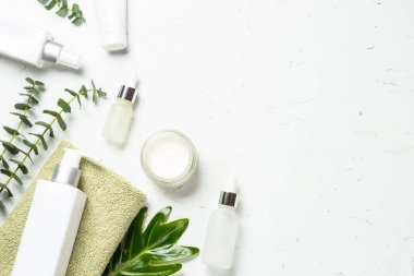Okaliptüs kozmetik, beyaz masada spa ürünü.
