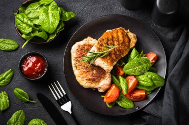 Siyah salatalı et bifteği..