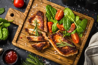 Tahta tahtada taze salatalı et biftekleri..