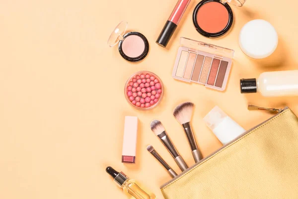 Professionele make-up producten plat lay. — Stockfoto