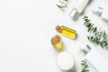 Okaliptüs kozmetik, beyaz masada spa ürünü.