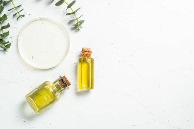 Okaliptüs kozmetik, beyaz arkaplanda spa ürünü.