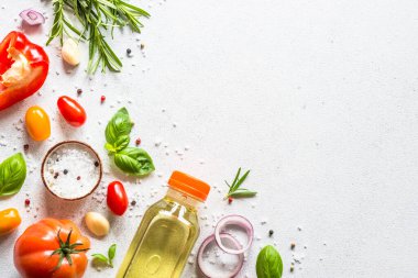 Beyaz taş masada yemek pişirme arka planı.