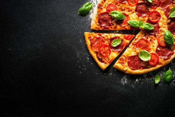 Традиционная итальянская пицца с сыром салями, помидорами и базиликом. — стоковое фото