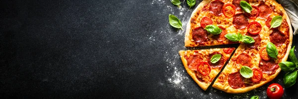 Pizza italiana tradicional com queijo de salame, tomate e manjericão. — Fotografia de Stock