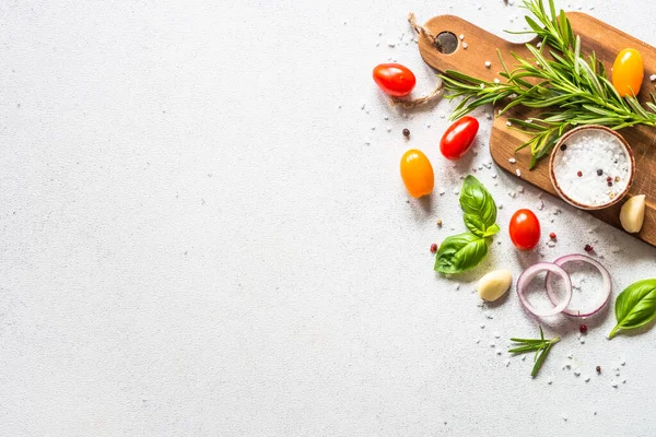 Beyaz taş masada yemek pişirme arka planı.