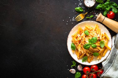 Domates soslu İtalyan makarnası, fesleğen ve parmesan peyniri..