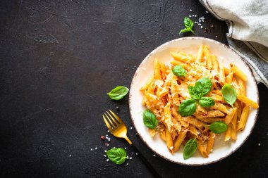 Domates soslu İtalyan makarnası, fesleğen ve parmesan peyniri..