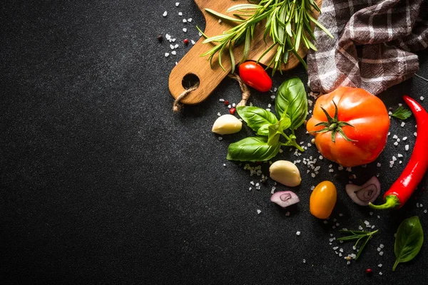 Fondo de cocina de alimentos en mesa de piedra negra . — Foto de Stock