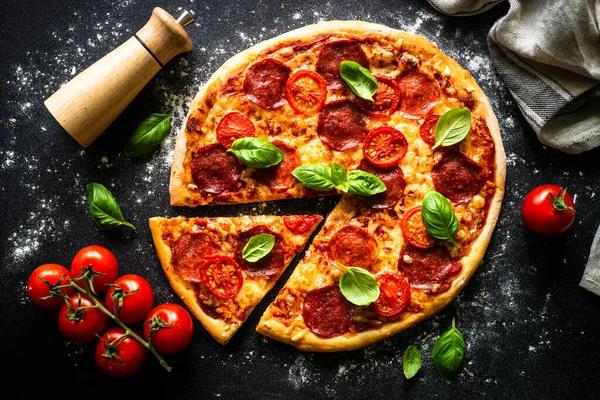 Pizza italiana tradicional con queso salami, tomates y albahaca. —  Fotos de Stock