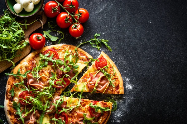 Παραδοσιακή ιταλική πίτσα με ζαμπόν, τυρί, ντομάτες και ρόκα. — Φωτογραφία Αρχείου