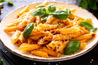 Domates soslu İtalyan makarnası, fesleğen ve parmesan peyniri..