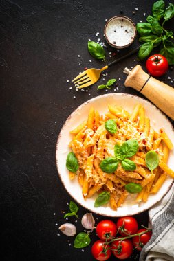 Domates soslu İtalyan makarnası, fesleğen ve parmesan peyniri..