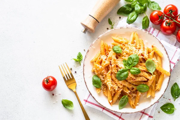 Beyaz masada domates soslu İtalyan makarnası, fesleğen ve parmesan peyniri.. — Stok fotoğraf