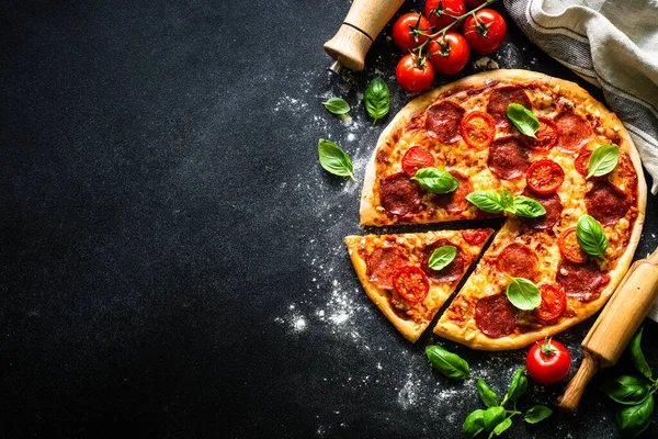 Traditionele Italiaanse pizza met salami kaas, tomaten en basilicum. — Stockfoto