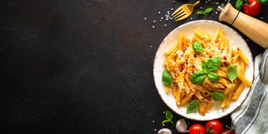 Domates soslu İtalyan makarnası, fesleğen ve parmesan peyniri..