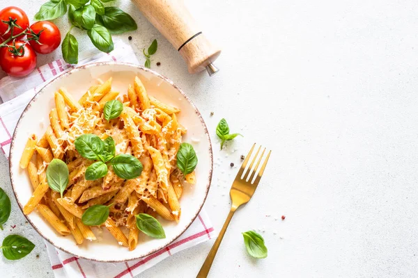Beyaz masada domates soslu İtalyan makarnası, fesleğen ve parmesan peyniri.. — Stok fotoğraf