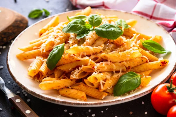 Domates soslu İtalyan makarnası, fesleğen ve parmesan peyniri..