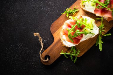 Krem peynirli sandviç ve jambonlu sandviç..