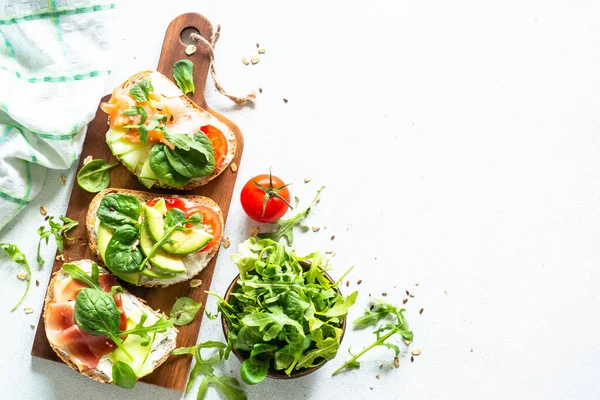 Krem peynirli sandviç seti, jambon, somon, avokado ve taze yeşillik..