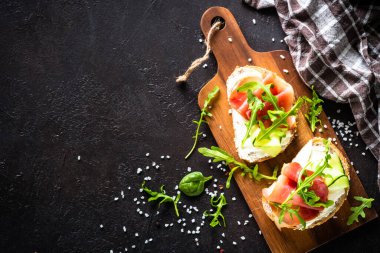 Krem peynirli sandviç ve jambonlu sandviç..