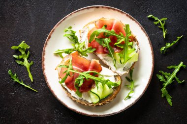 Krem peynirli sandviç ve jambonlu sandviç..