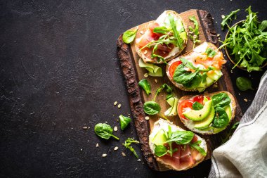 Krem peynirli sandviç seti, jambon, somon, avokado ve taze yeşillik..