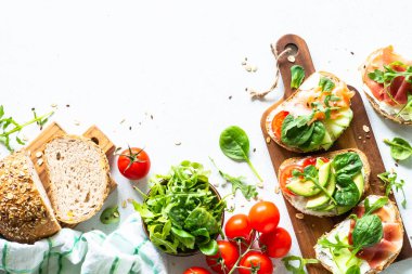 Krem peynirli sandviç seti, jambon, somon, avokado ve taze yeşillik..