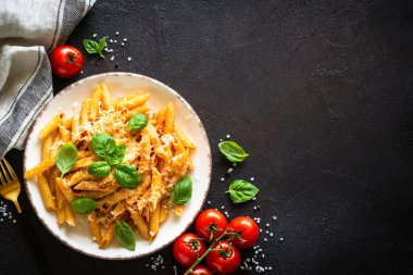 Domates soslu İtalyan makarnası, fesleğen ve parmesan peyniri..