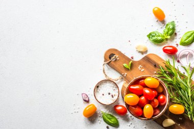 Beyaz taş masada yemek pişirme arka planı.