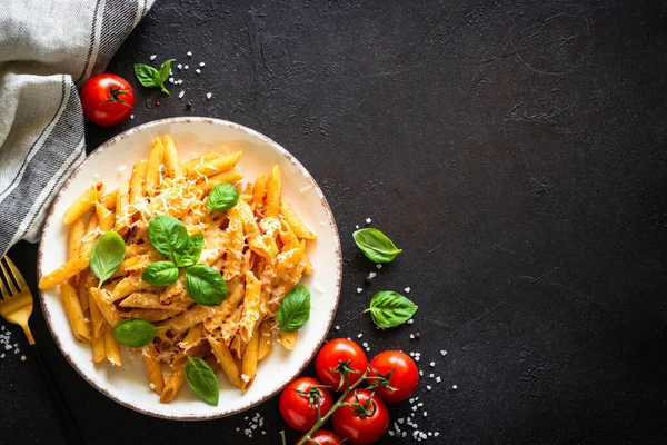 Domates soslu İtalyan makarnası, fesleğen ve parmesan peyniri..