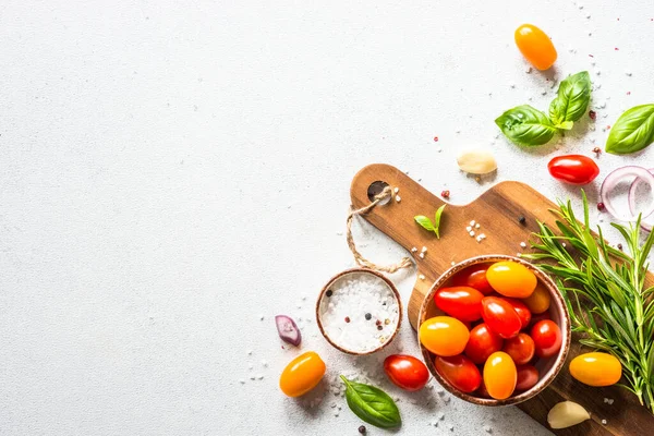 Beyaz taş masada yemek pişirme arka planı.