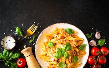 Domates soslu İtalyan makarnası, fesleğen ve parmesan peyniri..