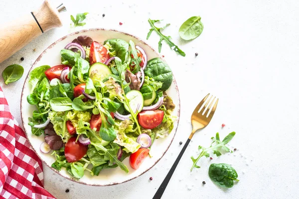 Ensalada verde, Ensalada fresca de hojas y verduras en plato blanco. —  Fotos de Stock