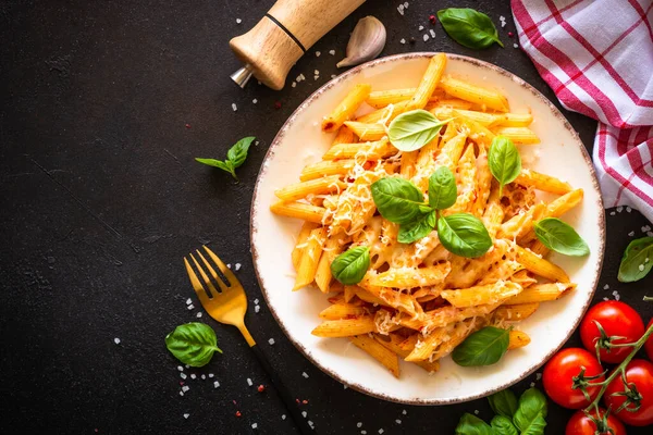 Domates soslu İtalyan makarnası, fesleğen ve parmesan peyniri.. — Stok fotoğraf