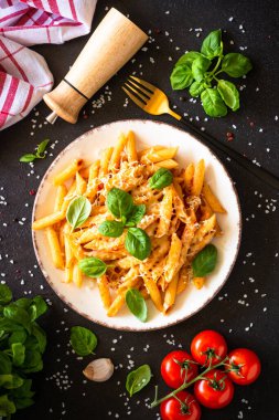 Domates soslu İtalyan makarnası, fesleğen ve parmesan peyniri..