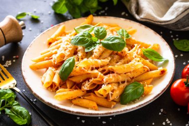 Domates soslu İtalyan makarnası, fesleğen ve parmesan peyniri..