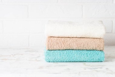 Banyo havluları beyaz banyoda..