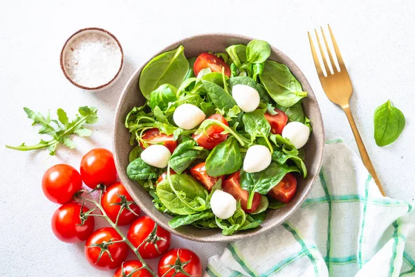 Taze yapraklı yeşil salata, domates ve mozzarella..