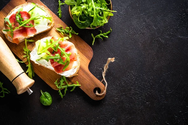 Krem peynirli sandviç ve jambonlu sandviç veya taze yeşillikli jambon. En üstteki görünüm koyu.