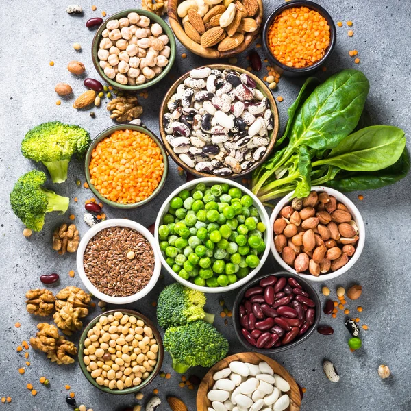 巴巴多斯蛋白质的来源 西兰花 菠菜和种子 顶部视图 在灰色石桌上有复制空间 健康素食 — 图库照片