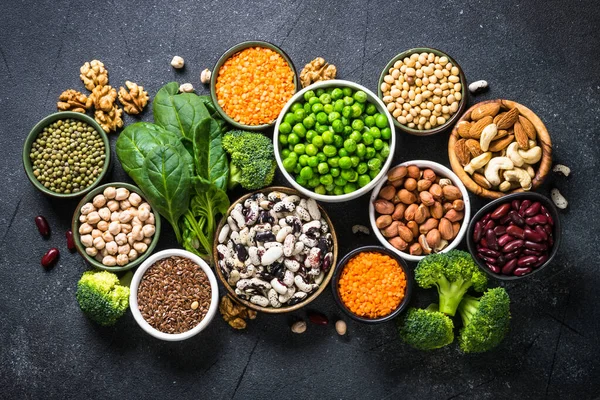 巴巴多斯蛋白质的来源 蔬菜和种子 黑石桌上的头像 健康素食 — 图库照片