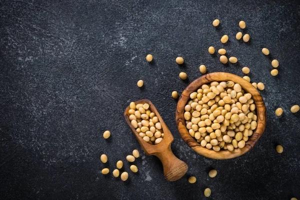 大豆是植物蛋白质的来源之一 墨西哥的食物 豆子在黑石桌的木碗里 — 图库照片