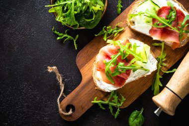 Krem peynirli sandviç ve jambonlu sandviç veya taze yeşillikli jambon. En üstteki görünüm koyu.