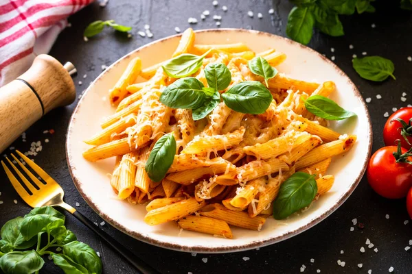 Domates soslu makarna, fesleğen ve parmesan. Domates soslu makarna alla arrabbiata.