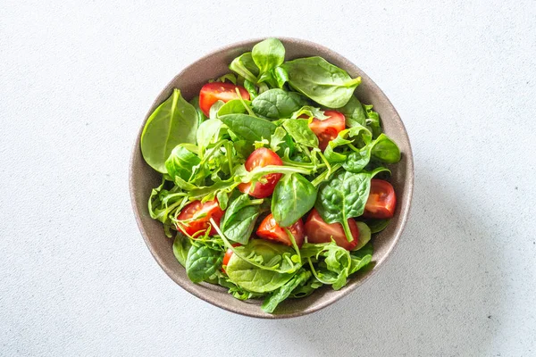 Ensalada Verde Con Hojas Frescas Tomates Comida Vegana Vista Superior —  Fotos de Stock