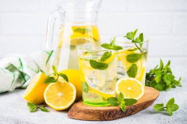 Beyaz masada iki bardak limonata. Yaz içeceği, geleneksel içecek kokteyli..